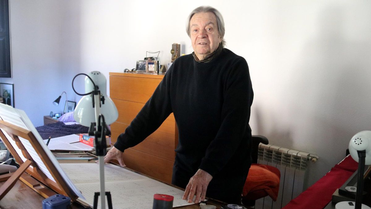 Antoni Ros-Marbà a la seva taula de treball.