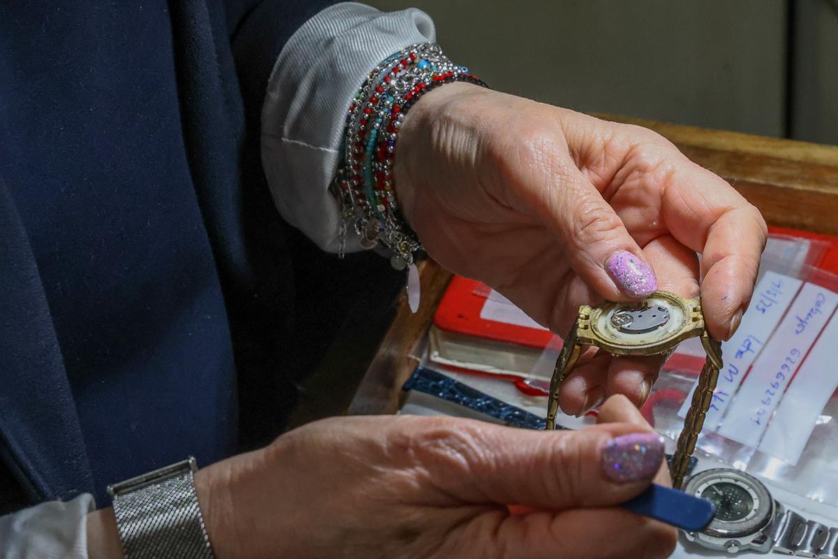 Por sus manos han pasado miles de relojes durante toda una vida dedicada al sector.