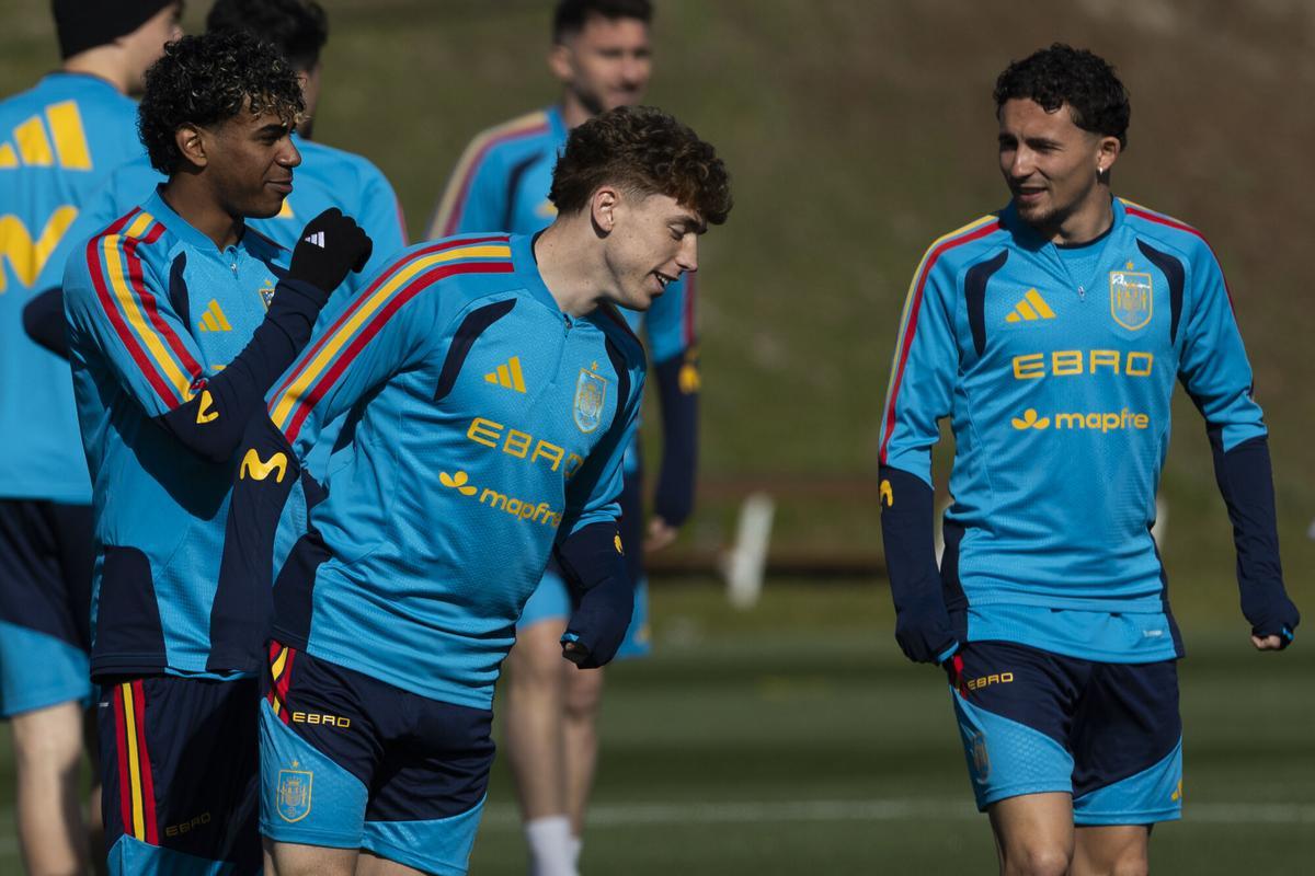Los jugadores Lamine Yamal, Víctor Muñoz y Yeremy Pino durante el entrenamiento de la selección española en la Ciudad del Fútbol en Las Rozas, Madrid, que ultima su preparación para enfrentarse a la de Egipto en el RCDE Stadium de Cornellá de Llobregat (Barcelona).