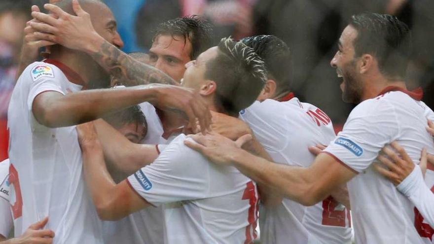 Los jugadores del Sevilla se abrazan con N&#039;Zonzi tras marcar el gol de la victoria ante el Atlético, ayer en el Sánchez Pizjuán. // Marcelo del Pozo