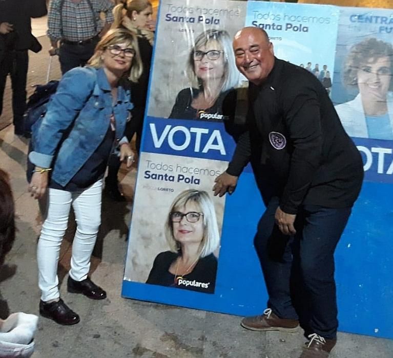 Pegada de carteles electorales en Santa Pola