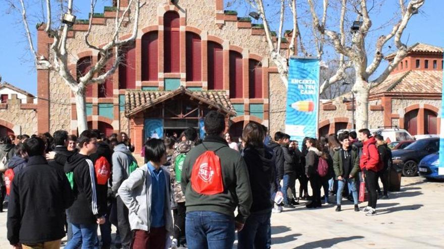 Joves a l&#039;esterior de l&#039;antic Escorxador on divendres i dissabte s&#039;exposa l&#039;oferta educativa universitària del país