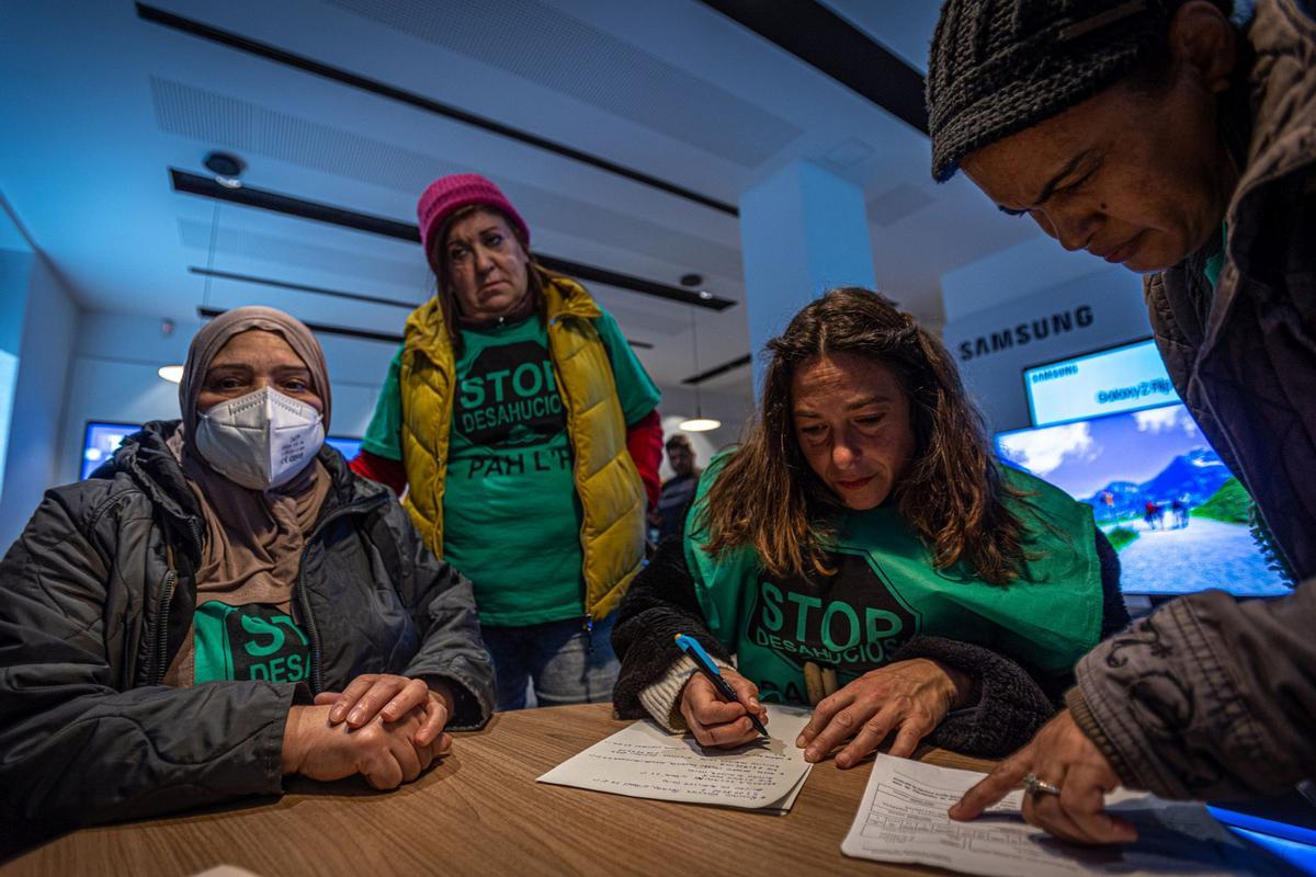 Acción de la Pah  para reclamar alquileres sociales para Djamila y Rosario