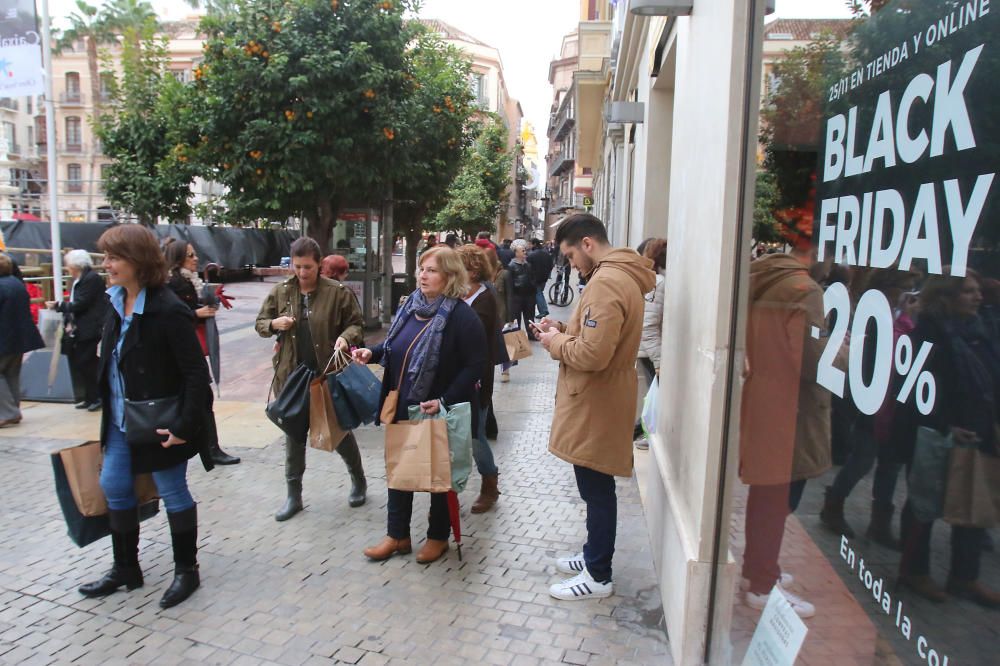 Mucha actividad en los comercios de Málaga en el primer día de compras con descuentos extraordinarios