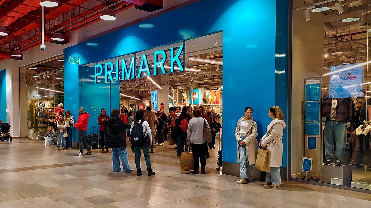 Mañana habrá colas kilométricas en Primark para conseguir el vestido palabra de honor en cuero más rebajado del mercado: por menos de 20 euros y en negro