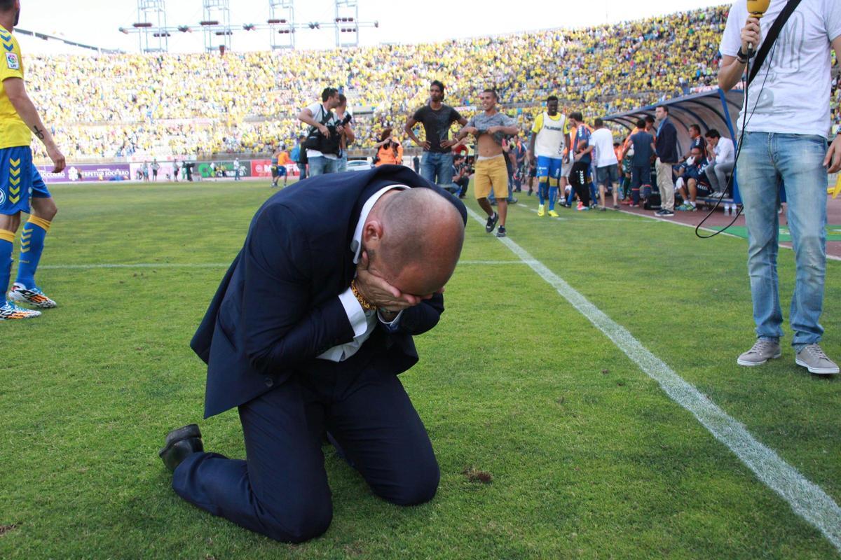 Ferrer llora de emoción sobre el césped del Gran Canaria tras el ascenso a Primera del Córdoba CF.
