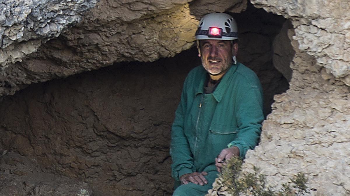 Jordi Sebastià, en la entrada de la Cova del Groc de Xiva de Morella.