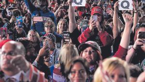 Partidarios de Donald Trump, con carteles con la frase Nosotros somos Q, en 2020