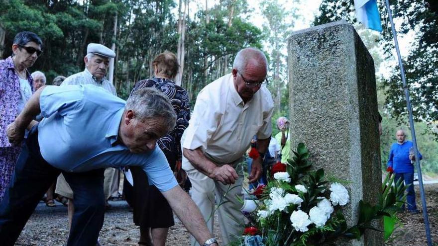 Ofrenda aos mártires de Anguieiro, vitimas do franquismo, nunha imaxe de arquivo. // G.Núñez