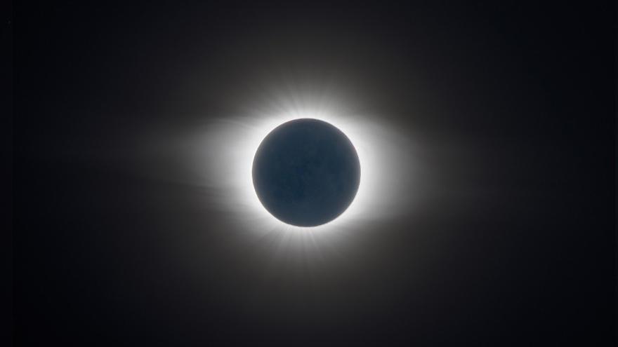 Los consejos de un experto para fotografiar con el móvil el eclipse solar de agosto: "Pon un filtro solar, utiliza el modo Pro o manual y usa trípode"