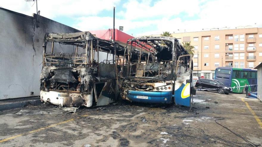 Arden dos autobuses al lado de una gasolinera en Lorca