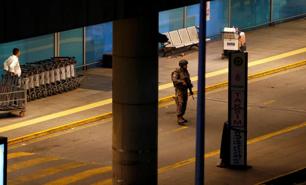 Cerca de 50 personas han muerto en un atentado contra el aeropuerto Atatürk, el mayor de Estambul.