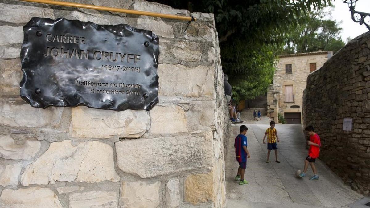 Unos niños juegan en la calle Johan Cruyff de Vallfogona de Riucorb.