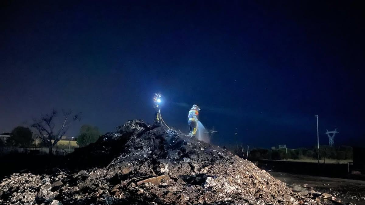 Trabajos de los bomberos de la Diputación durante la noche en la planta de residuos de Roales del Pan.