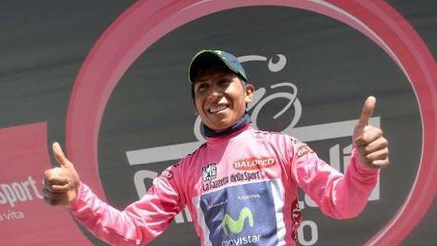 Quintana, en el podio con la maglia rosa, ayer.