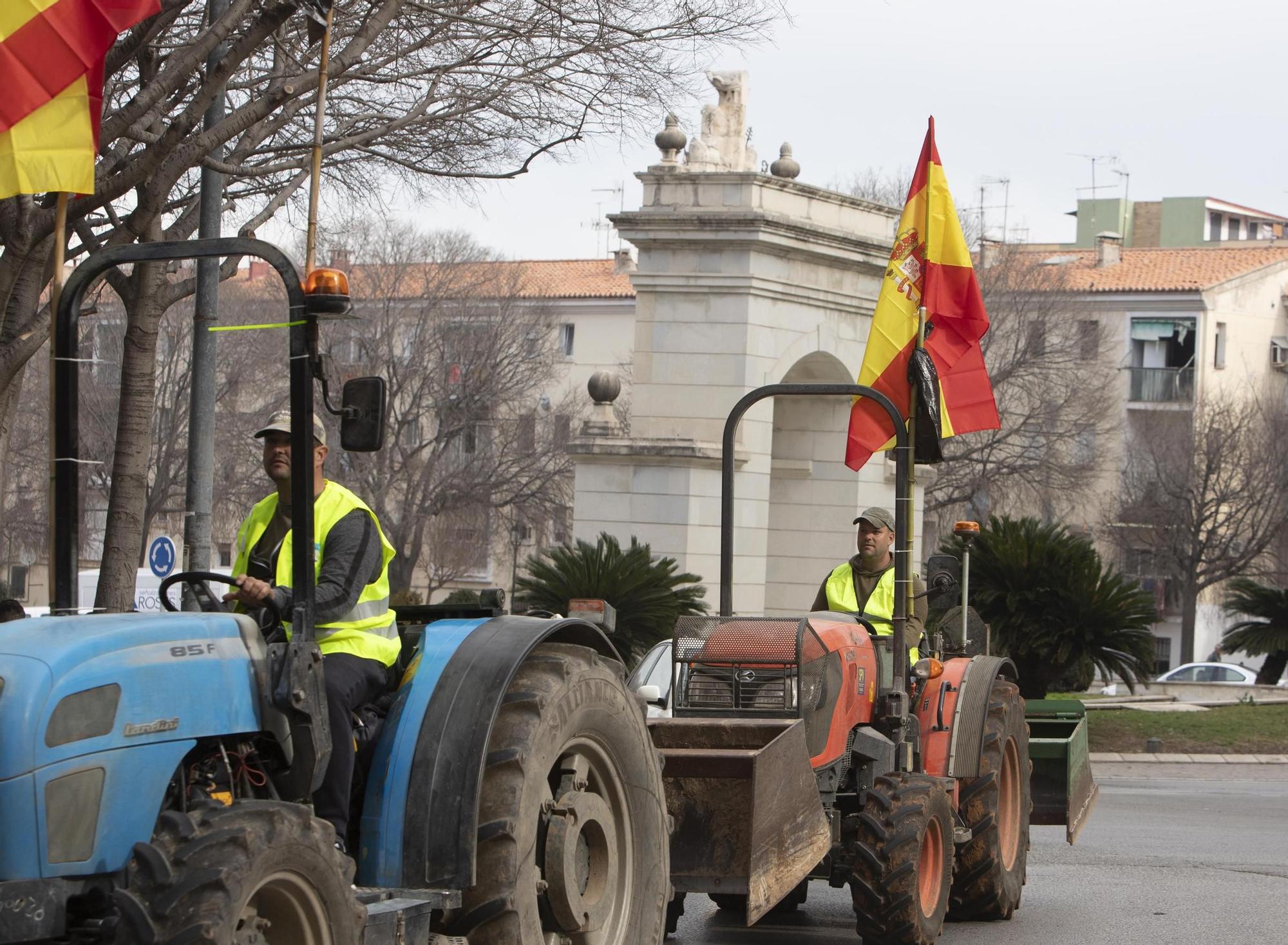 La tractorada por la crisis del campo se hace visible en Xàtiva