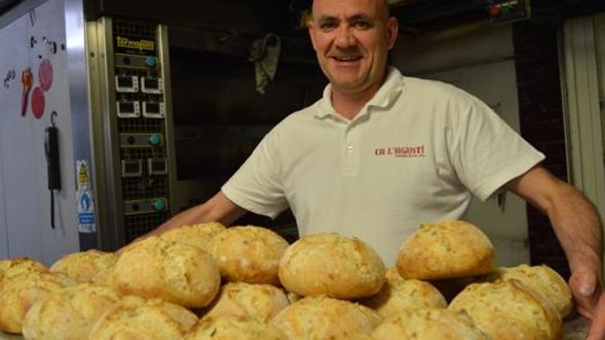 Agustí Costa amb safata amb pans acabats de sortir del forn