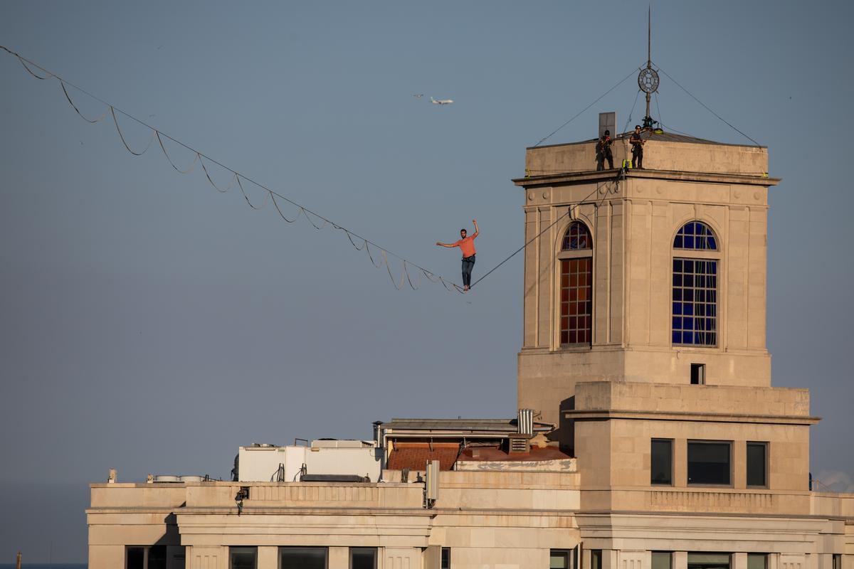 Nathan Paulin, el mejor funambulista del mundo, cruza Barcelona a 70 metros de altura