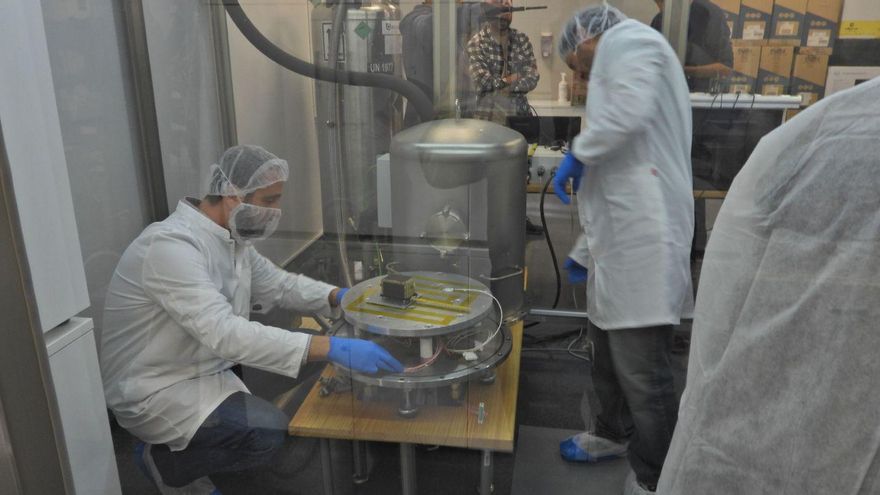 Introducción del minisatélite en la cámara de vacío, en el laboratorio de Aeroespacial del campus.   | // FERNANDO CASANOVA