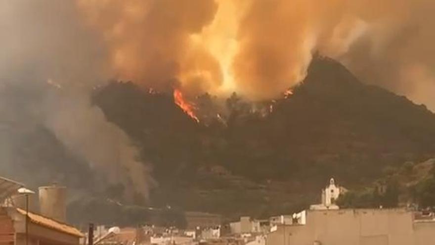 El incendio forestal en la Vall d'Uixó, en directo: desalojan la Vilavella y Artana y confinan la Vall d'Uixó por el fuego descontrolado