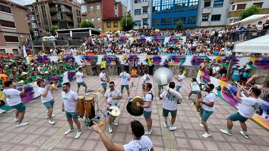 La &quot;comedia&quot; de las charangas llega a Sotrondio: así fue el concurso nacional, con 65 músicos de toda España