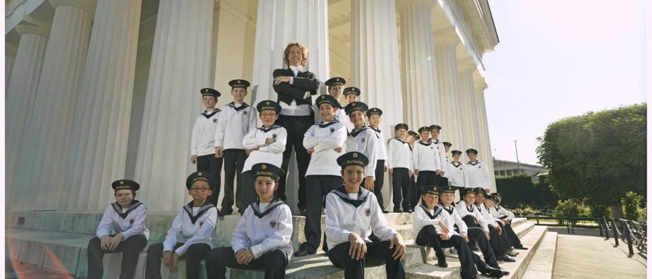 El coro Los niños cantores de Viena con el director Manolo Cagnin.