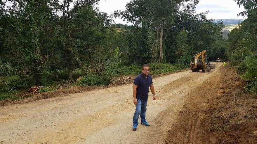 Miguel Medela visitó ayer las actuaciones de mejoras de caminos en Losón.