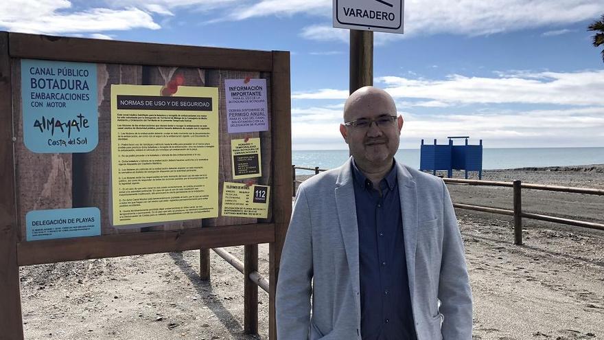 El teniente de alcalde de Torre del Mar y concejal de Playas, Jesús Pérez Atencia, en el canal público de autobotadura de embarcaciones de Almayate.