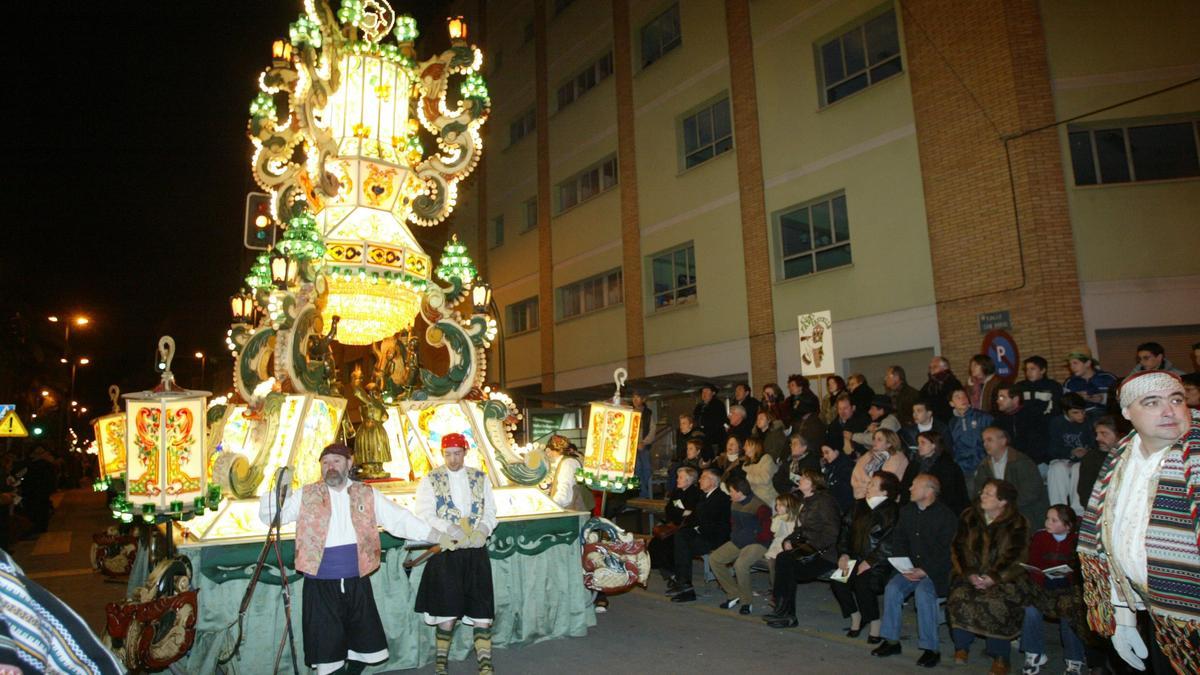 Una gaiata desfila por las calles de Castelló durante una edición de las fiestas de la Magdalena.