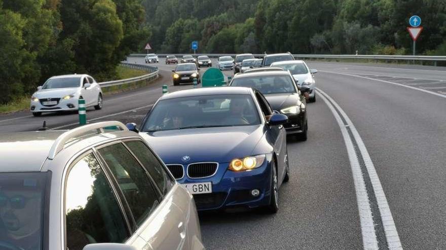 Circulación lenta en el tramo del corredor entre Aldán y la salida de Cangas // Santos Álvarez