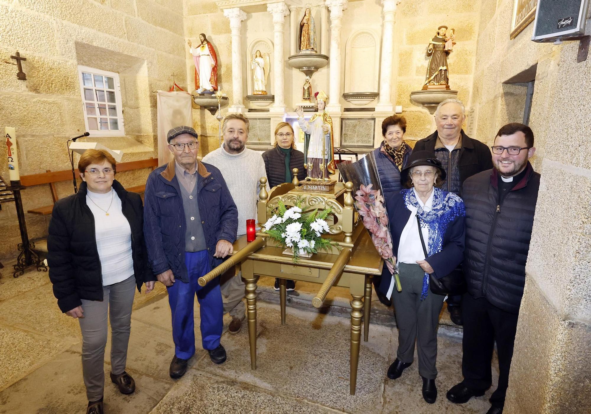 Vecinos de Prado con la imagen de San Martiño, recientemente restaurada, en la capilla de San José de Prado, ayer