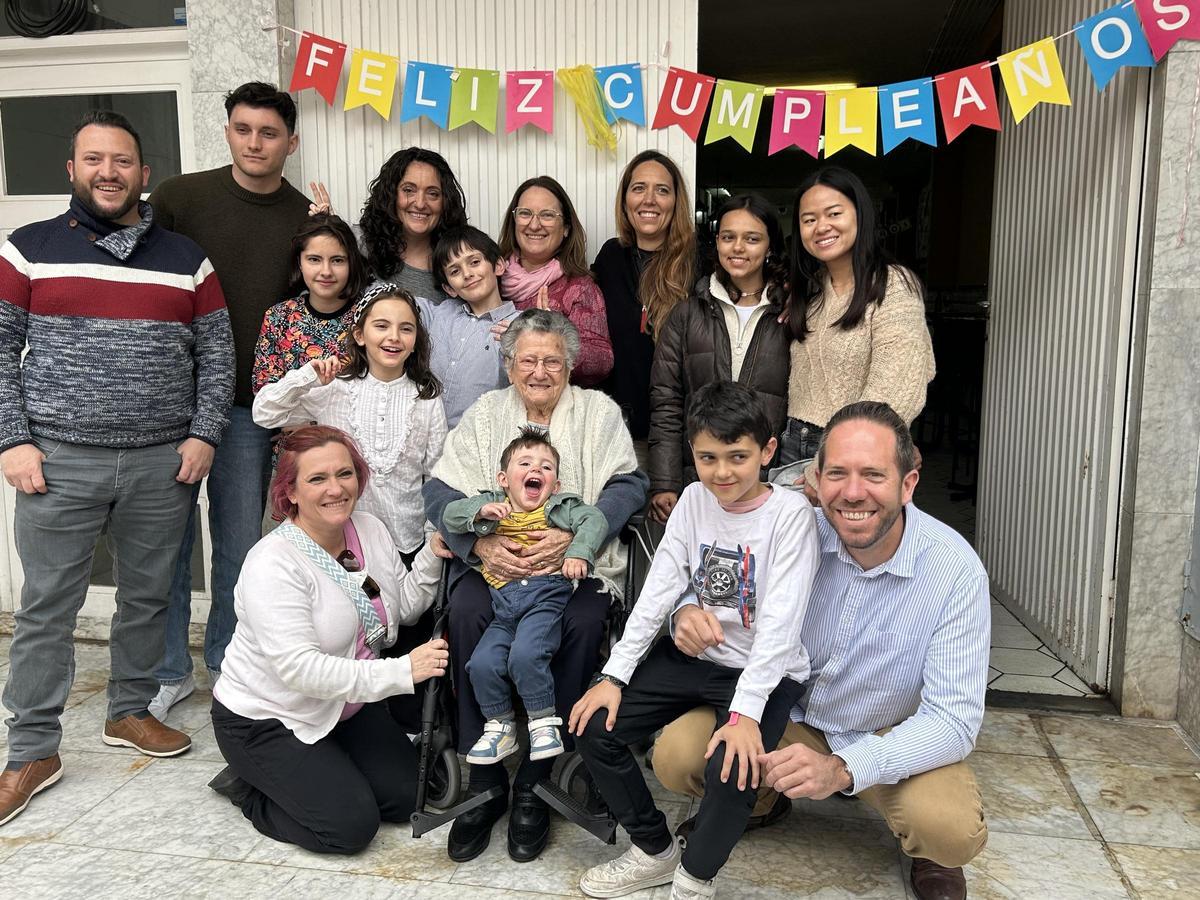 Mª Dolores Izquierdo celebra su centenario con sus nietos y bisnietos.