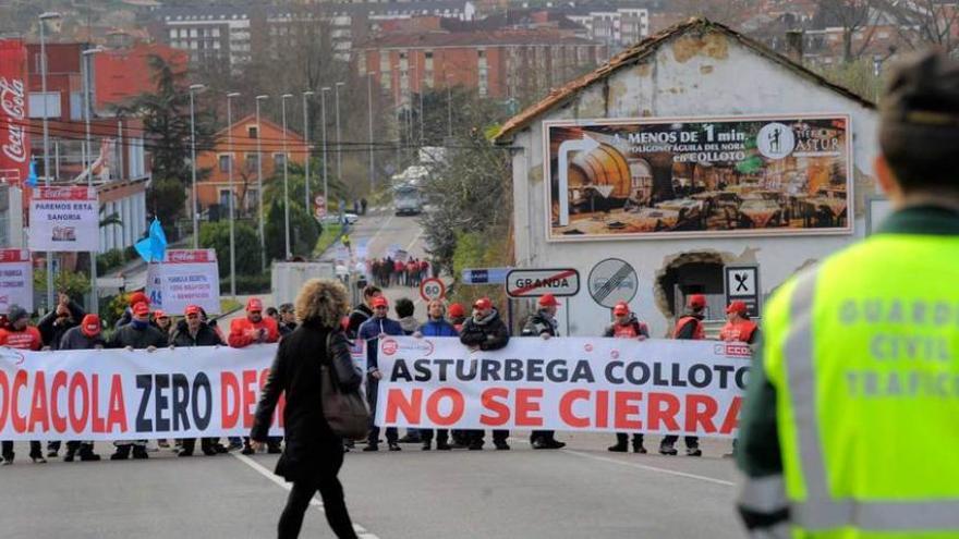 Protesta de trabajadores de Asturbega el pasado febrero en Colloto. n. orejas