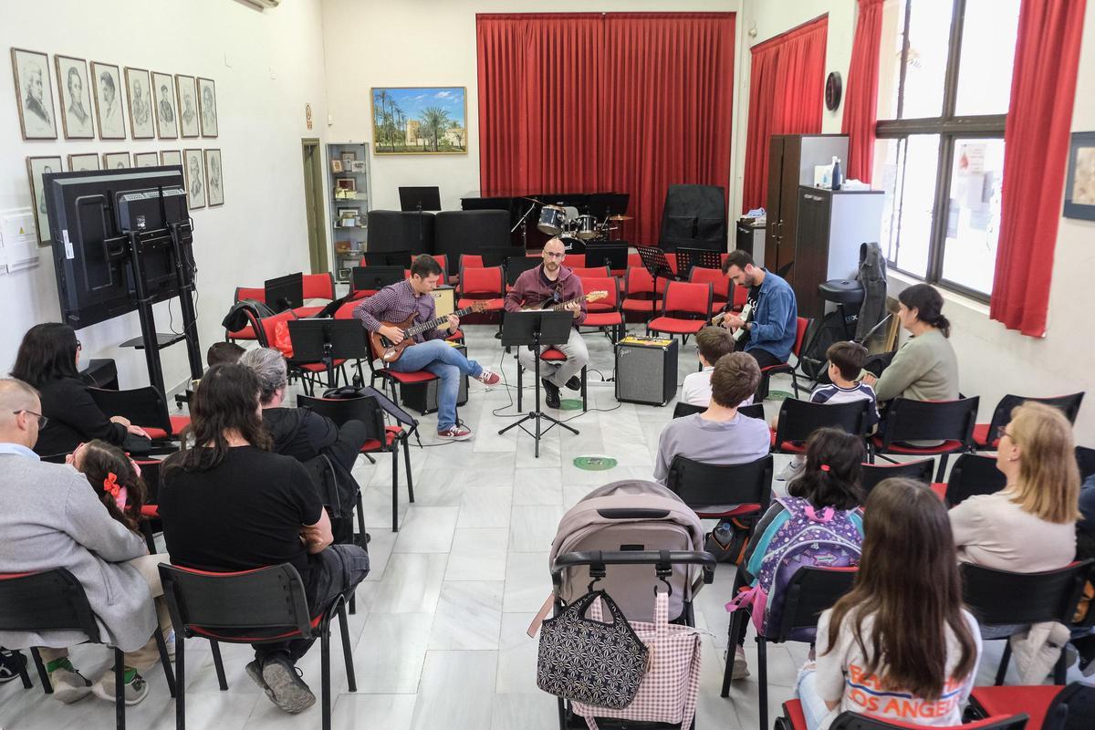ELCHE. JORNADA DE PUERTAS ABIERTAS DEL CONSERVATORIO DE MUSICA, DEFICIENCIAS DE LAS INSTALACIONES, EDIFICIO ANTIGUO Y PEQUEÑO, RECLAMAN UNA NUEVA UBICACION