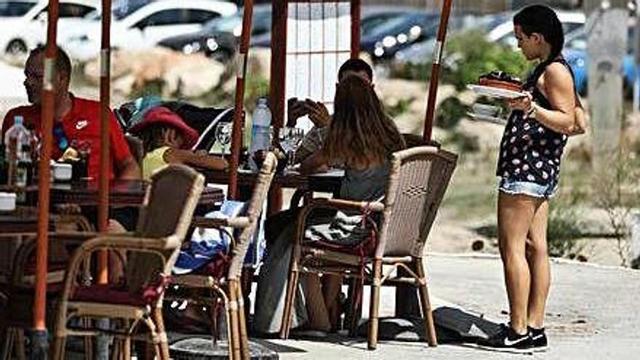 Los trabajadores de la restauración afrontan el control horario con incertidumbre.