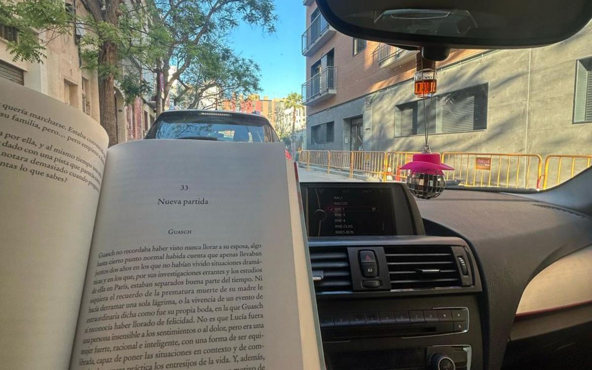 1.Gina Costa Vallès, leyendo ‘Mala mar’ en su coche mientras cargaba el móvil. 2.Imagen del tráfico que se encontró Claudia al cruzar Barcelona en taxi. 3.El grupo del Club de Majors de Sant Agustí, en el Parque Natural de Cabárceno. 4.Mari Carmen Molina, subida en el teleférico. 5.Vistas de Madrid, a oscuras, desde casa de Arturo Marí.