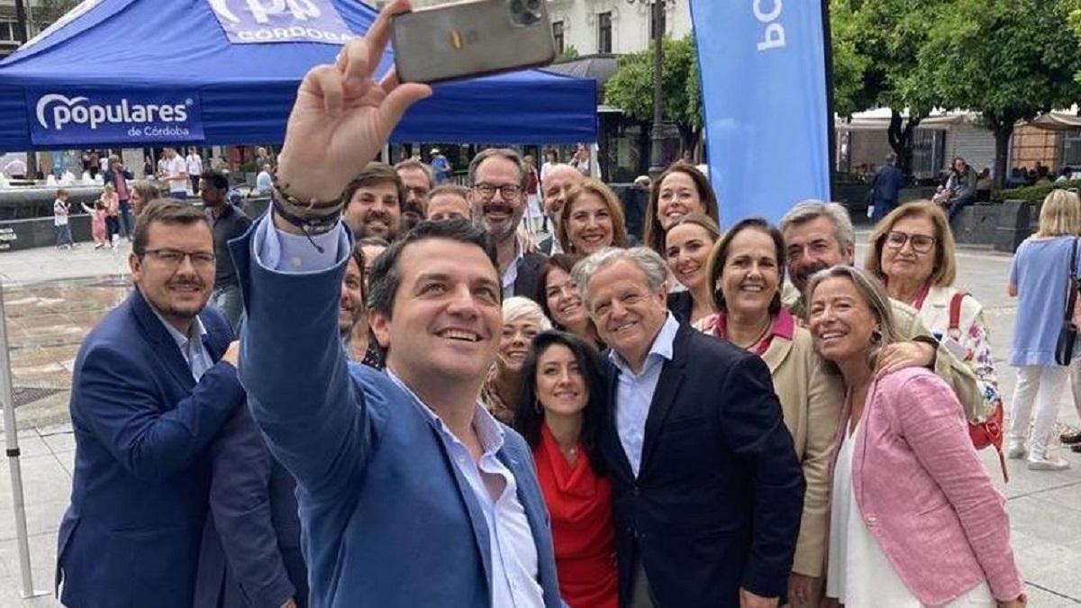 José María Bellido, candidato del PP a la reelección, se hace un 'selfie' con los miembros de la candidatura popular en las Tendillas.