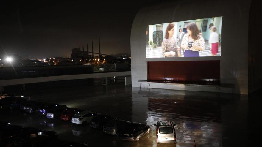 La plaza central del Niemeyer, durante la proyección de anoche. | Luisma Murias