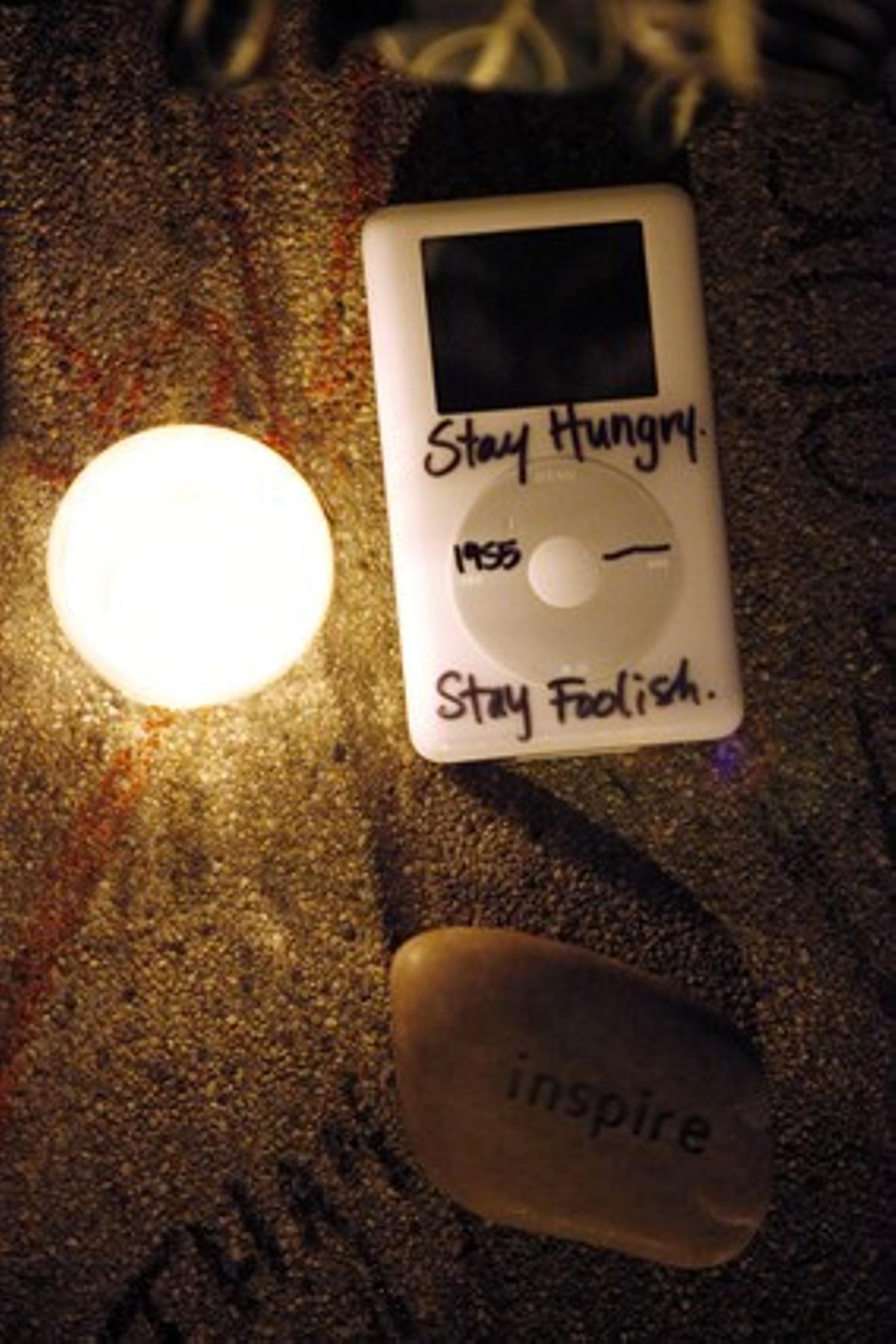 Un ipod con la inscripción Permanece hambriento, permanece ingenuo-en alusión a la célebre frase del co-fundador de Apple - colocado en la acera frente a la casa de Steve Jobs en Palo Alto(California).