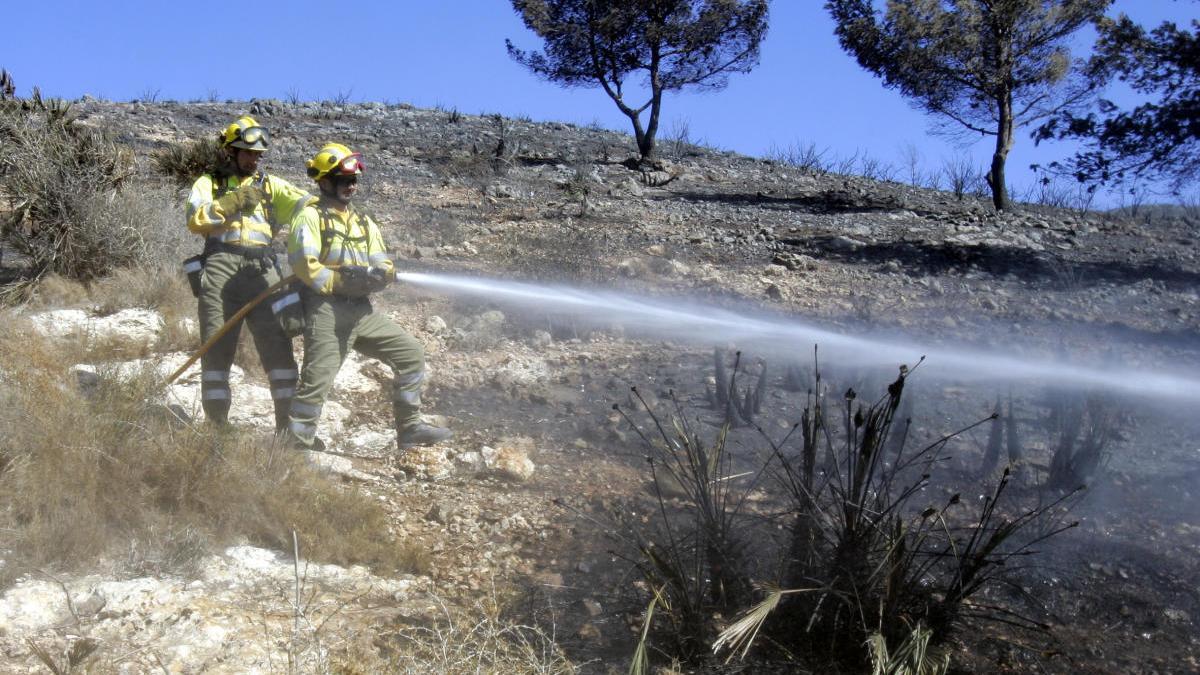 Retenes forestales trabajan en un incendio en Cartagena.