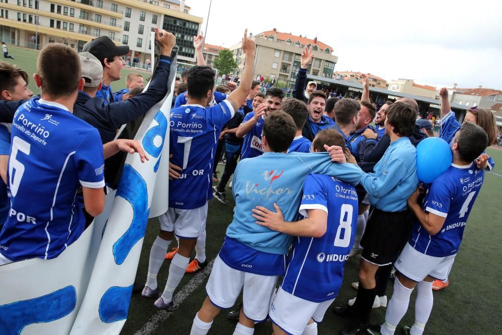 Los jugadores del Porriño celebran su ascenso a Tercera, con manteo a su entrenador Manuel Losada incluido.