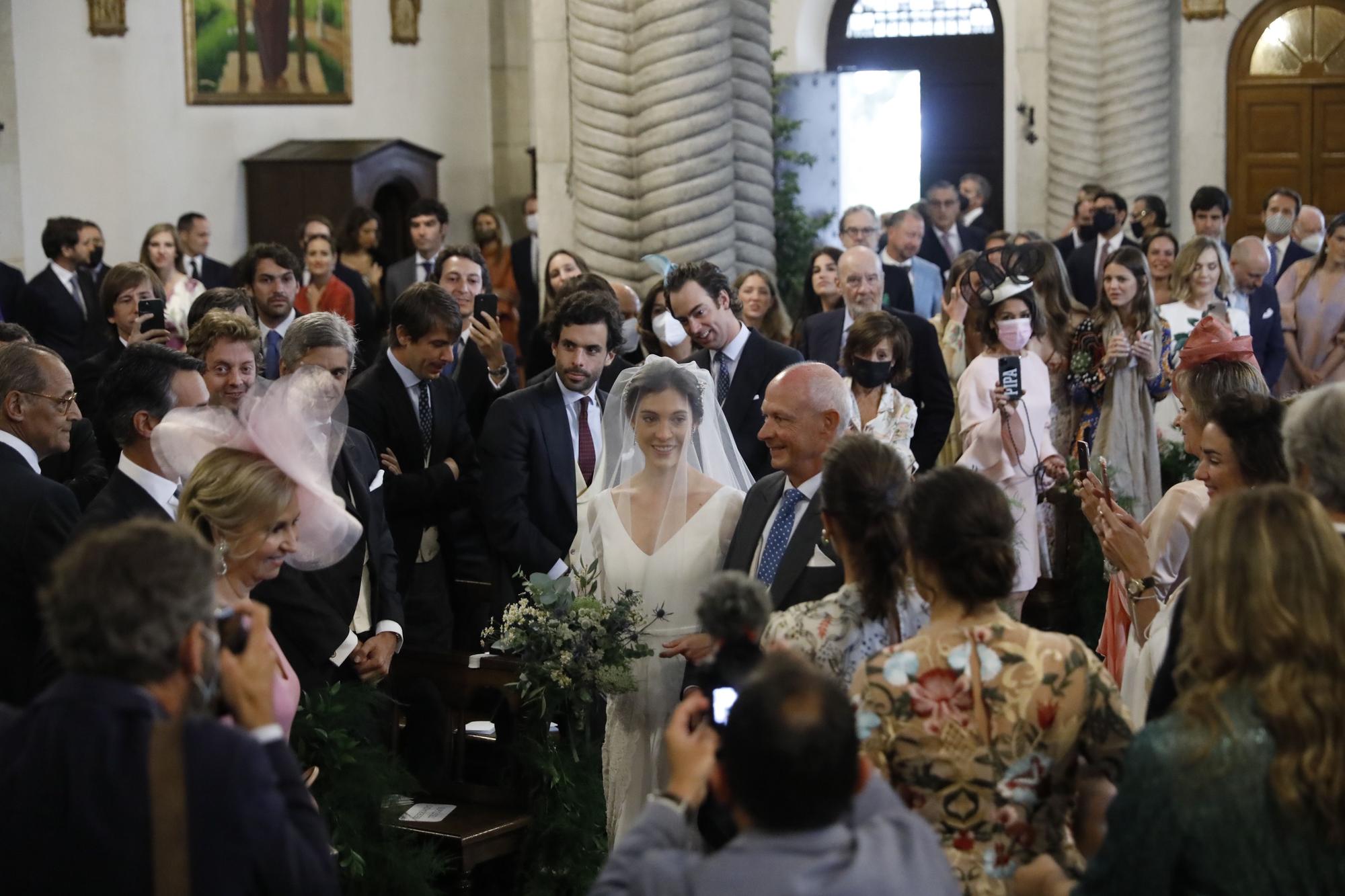 La boda de la "jet set" en Gijón: Pedro Bravo y Carlota Pérez-Pla se dan el sí quiero