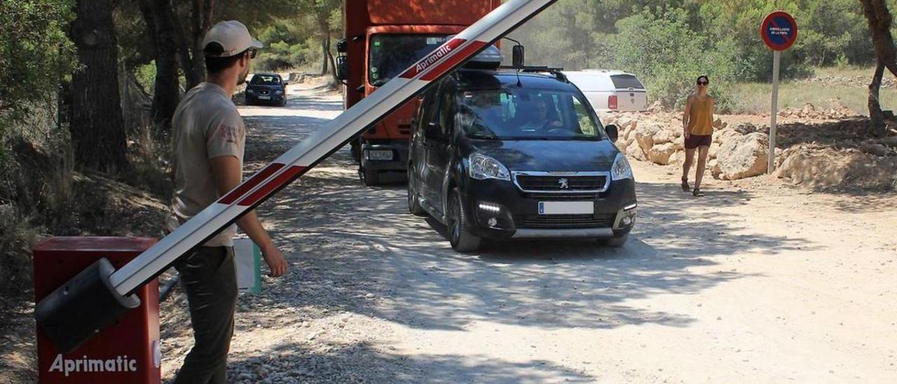 Un trabajador del parque natural examinó ayer, en el primer día en vigor de las restricciones, si los conductores tenían permiso para circular por la Serra d’Irta.