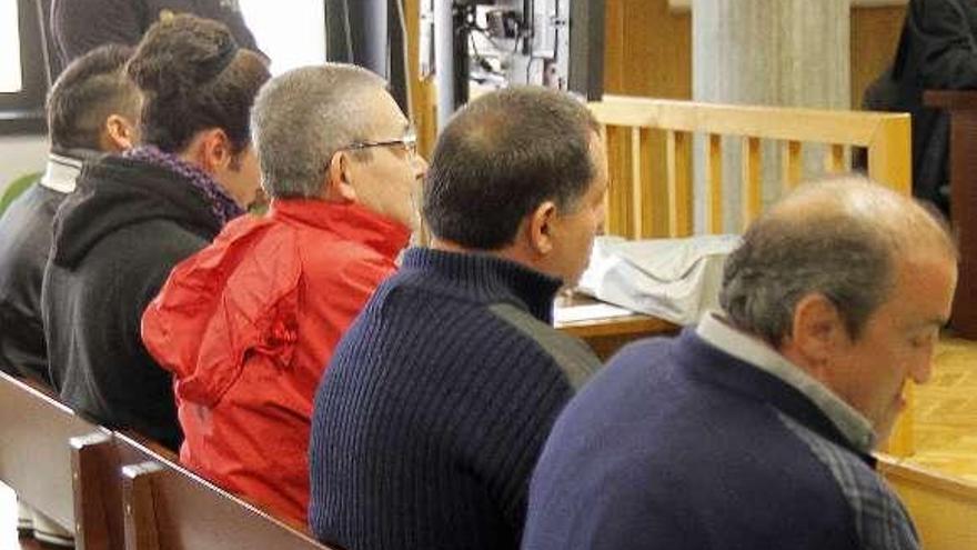 Los cinco condenados, en el juicio en la Audiencia viguesa.  // J.Santomé