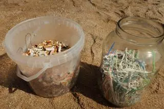 La basura que convive con los pellets en las playas de A Coruña