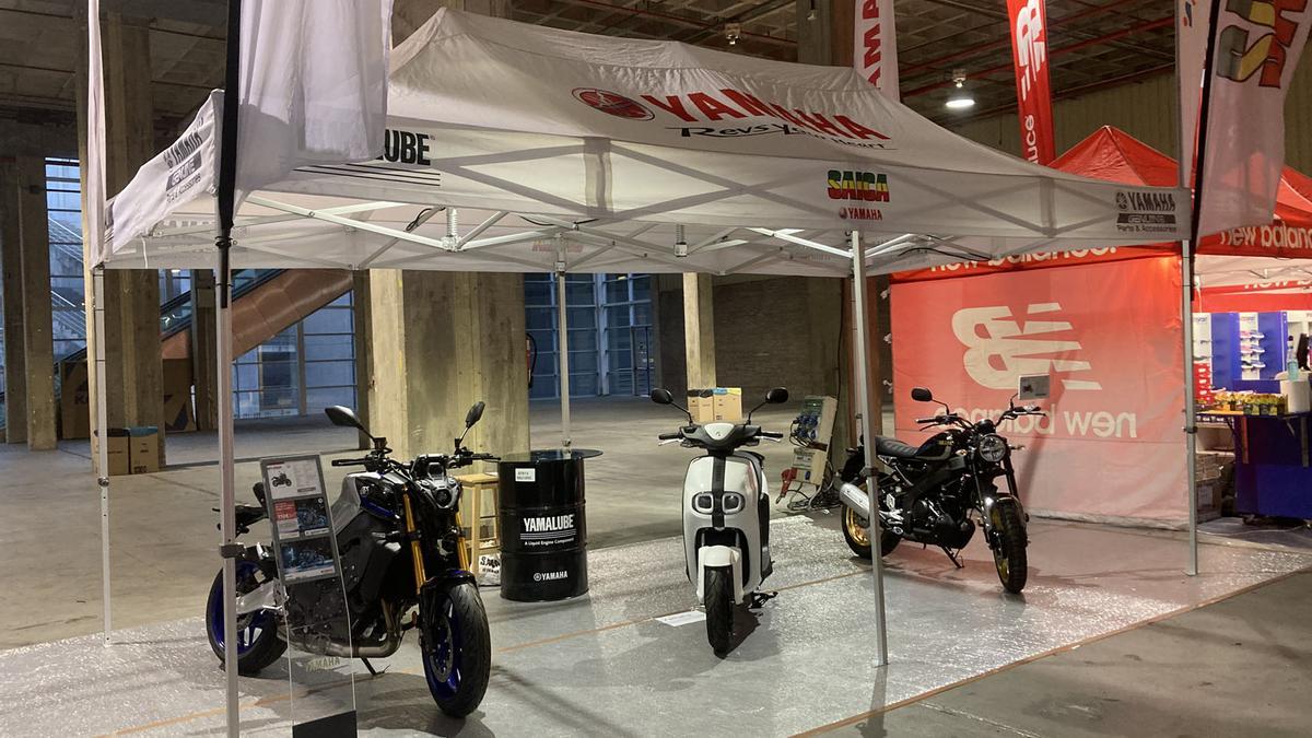 La Yamaha Neo&#039;s junto a otros modelos de la oferta de la firma japonesa se exponen en el estand de Saica Motos de la Feria del Corredor del Medio Maratón Valencia Trinidad Alfonso Zurich.