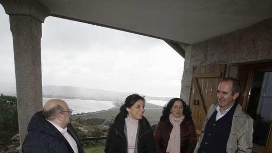 La conselleira, en el Aula de la Naturaleza, con O Vao al fondo. // FdV