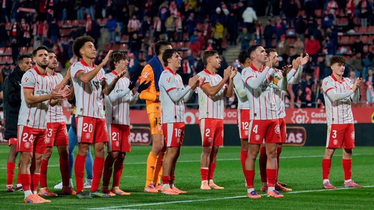 Els jugadors agraint el suport de l’afició, al final del partit.