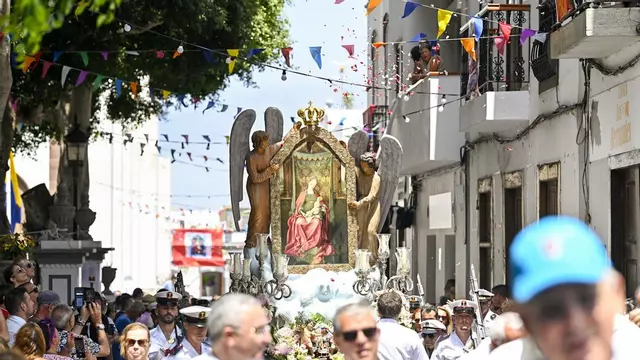 Lluvia de flores para la Virgen de Las Nieves