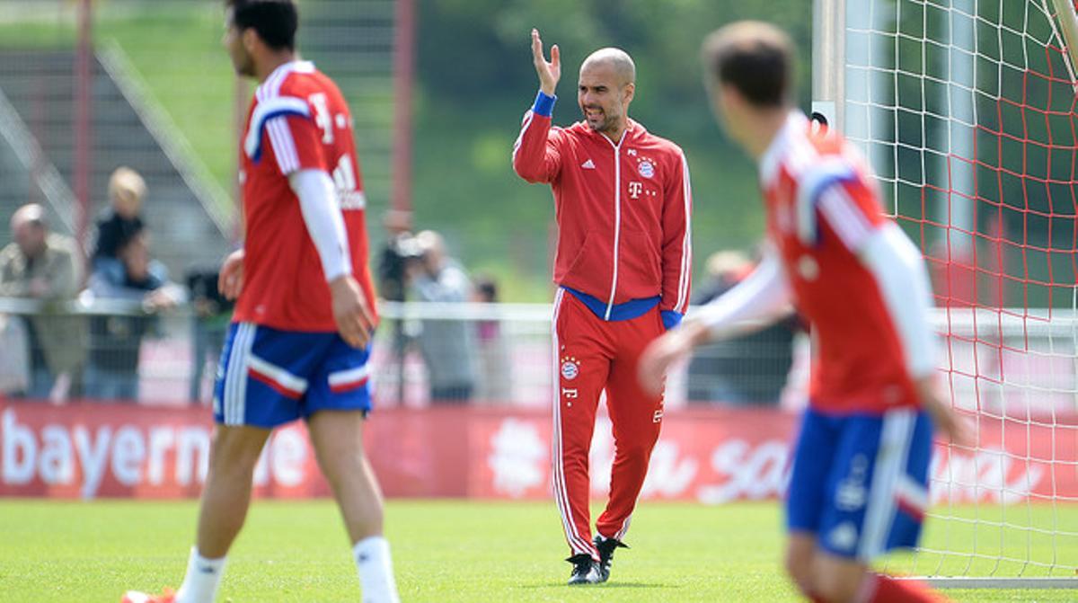 Pep Guardiola dóna instruccions als jugadors del Bayern durant un entrenament.